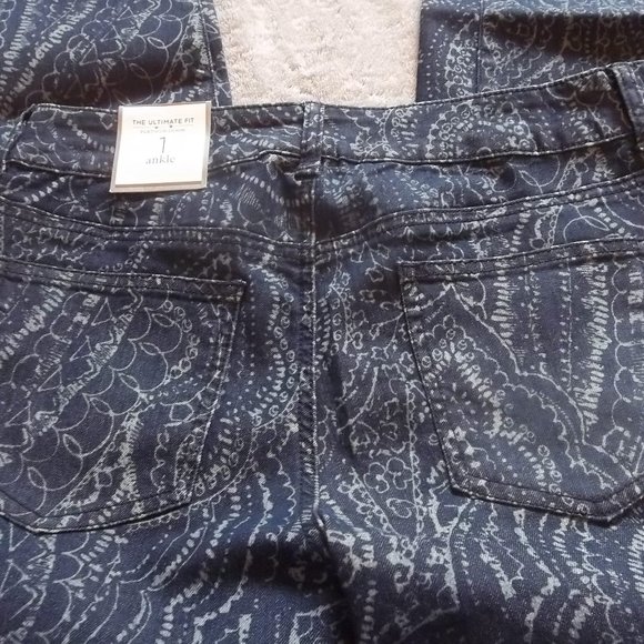 Chico's Ultimate fit ankle jeans - Picture 8 of 8